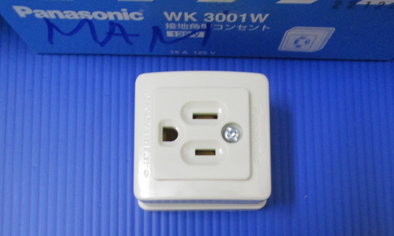Grounded square outlet Ổ cắm